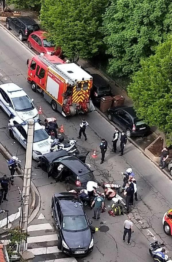 Fransa'da polise saldırı: 'Polisleri öldürüp şehit olmak istedim' - Resim : 1