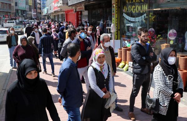 Gaziantep'te PTT önlerindeki kuyruklar bugün de uzadı - Resim : 1