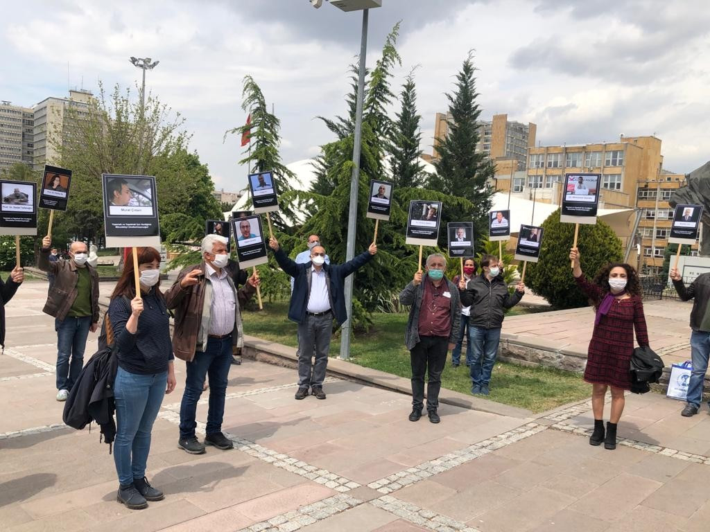 Koronavirüsten ölen meslektaşlarını anmak isteyen sağlıkçılara polis engeli: 1 dakikayı geçerse müdahale edeceğiz - Resim : 1