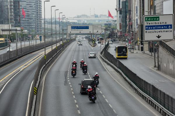 İstanbul'da yasağın ilk günü yollar boş kaldı - Resim : 1