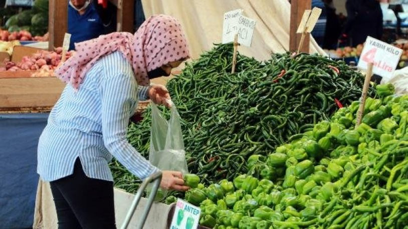 Pazarda sebzeyi eliyle seçti: Havalar ısınınca koronavirüs öldü gibi geliyor