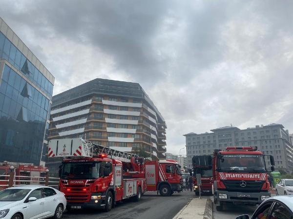 Sokağa çıkma yasağı olan Pendik'te rezidansta korkutan yangın - Resim : 1