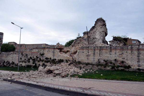 Topkapı'daki tarihi surlarda çökme meydana geldi - Resim : 1