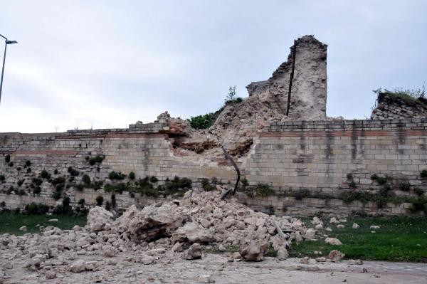 Topkapı'daki tarihi surlarda çökme meydana geldi - Resim : 2