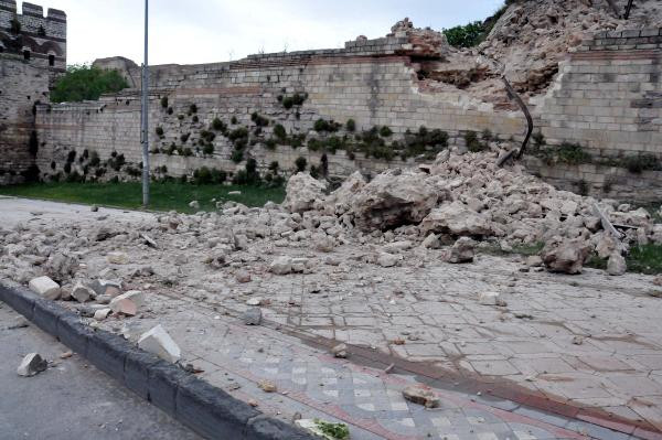 Topkapı'daki tarihi surlarda çökme meydana geldi - Resim : 3