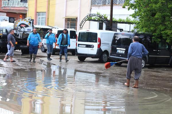 Kula'da sağanak yağış: Sokaklar göle döndü - Resim : 1