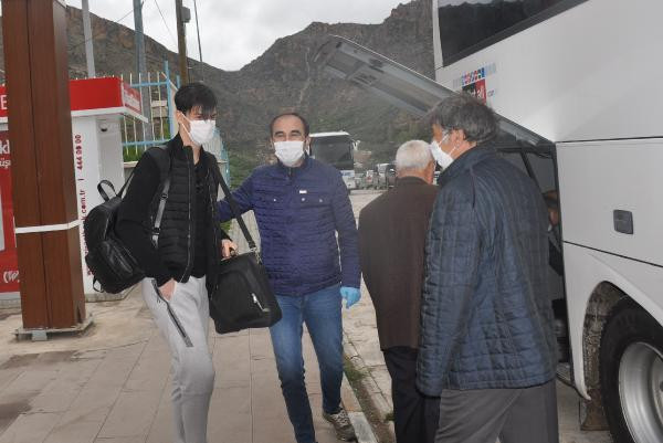 Fenerbahçeli Berke karantinada kaldığı yurttan ayrılırken fidan dikti - Resim : 1