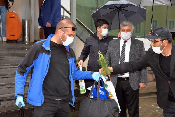 Karantinadan çıkanlara hatıra olarak fidan verildi - Resim : 1