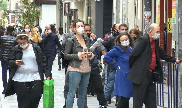 İstiklal Caddesi bugün de yoğun: Bazı dükkanlar kepenk açtı - Resim : 1