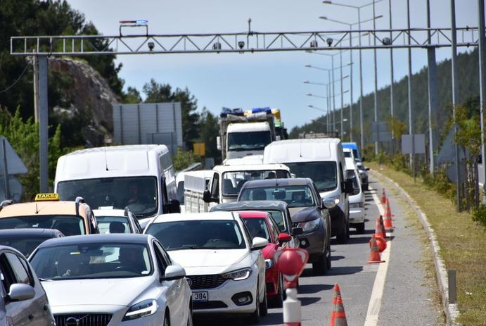 Korkutan görüntü: Muğla'da girişinde 4 kilometrelik araç kuyruğu! - Resim : 1