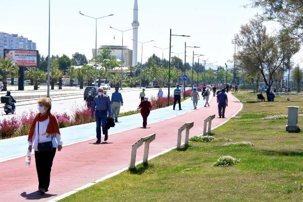 İzmir'de sahil kenarları, 65 yaş ve üzeri vatandaşlarla doldu - Resim : 1