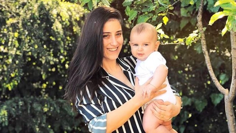 Hazal Kaya, Anneler Günü'nde oğlu Fikret Ali'yle fotoğraf çektirdi - Resim : 1