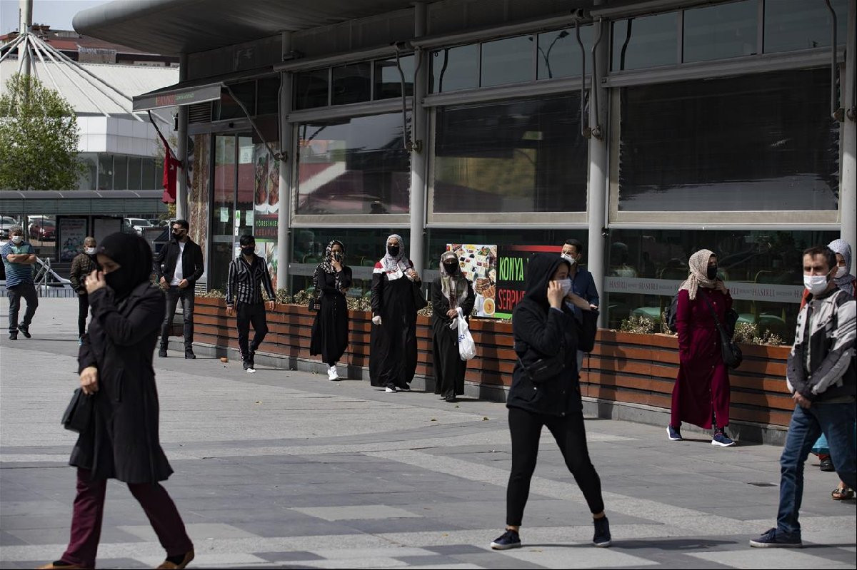 İstanbul'da bugün de durum değişmedi, AVM kuyruğu oluştu - Resim : 1