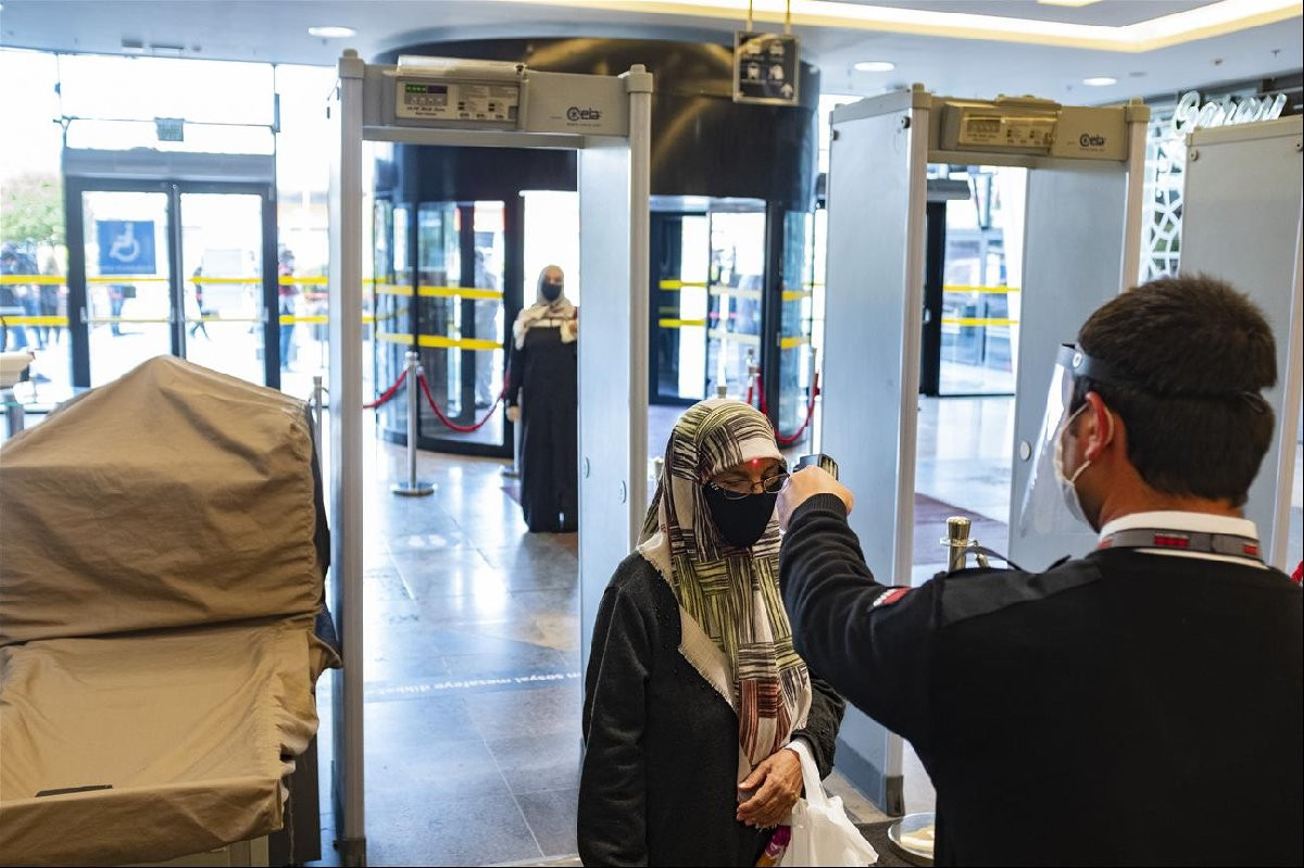 İstanbul'da bugün de durum değişmedi, AVM kuyruğu oluştu - Resim : 2