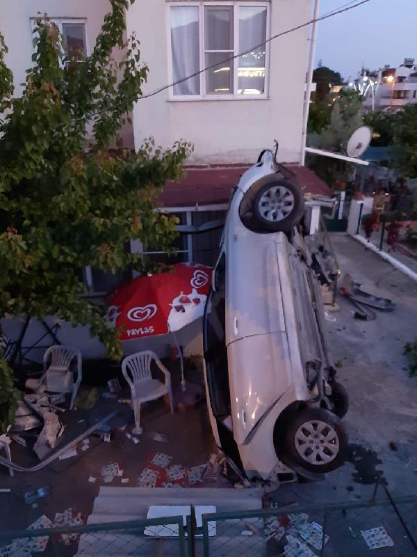 Balıkesir'de feci kaza! 2 ölü, 3 yaralı - Resim : 1