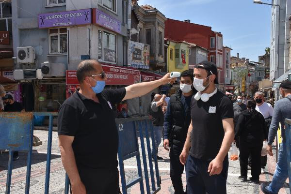 Sayı düştü vatandaşlar dışarıya akın etti; sokak müzisyenleri konser verdi - Resim : 2