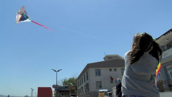 Bursa'da sokağa çıkan çocuklar sahile koştu - Resim : 1