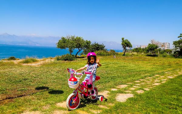 Antalya'da çocuklar park ve bahçelere akın etti - Resim : 1