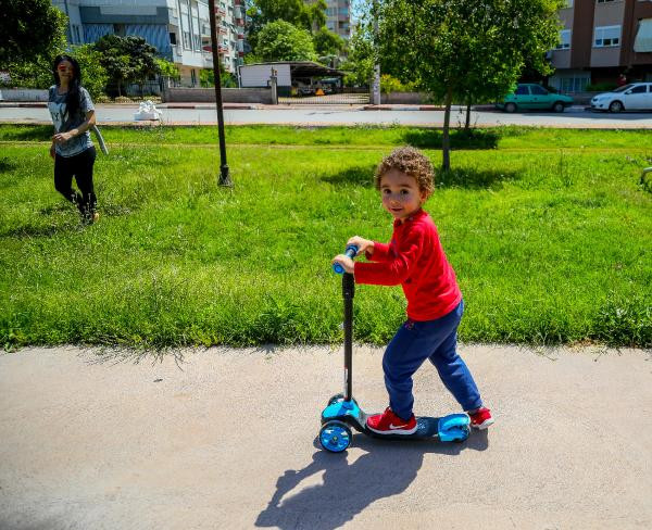 Antalya'da çocuklar park ve bahçelere akın etti - Resim : 2