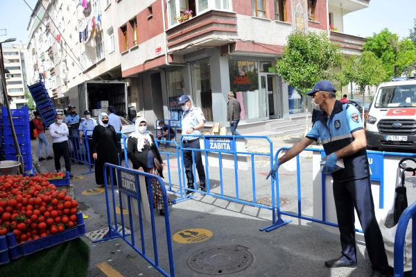 Yasak öncesi Zeytinburnu'ndaki pazarda metrelerce kuyruk! - Resim : 1