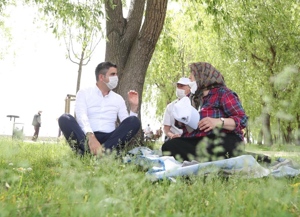 Kartal Belediyesi, sokağa çıkan 65 yaş üstü vatandaşlara maske ve kolonya dağıttı - Resim : 1