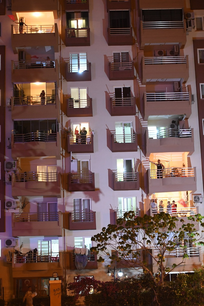 Konyaaltı’nda 19 Mayıs coşkusu balkonlara taştı - Resim : 1