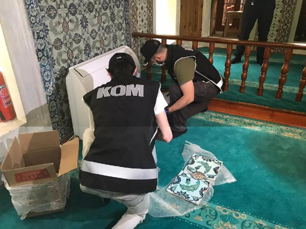 Polis camiden çalınan tarihi eserleri caminin imamına teslim etti - Resim : 2
