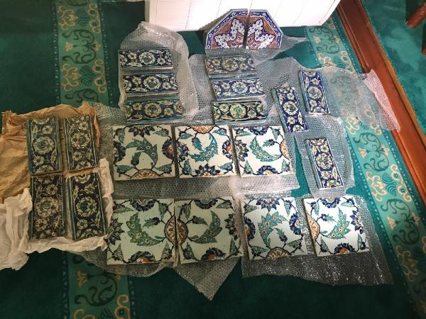 Polis camiden çalınan tarihi eserleri caminin imamına teslim etti - Resim : 1