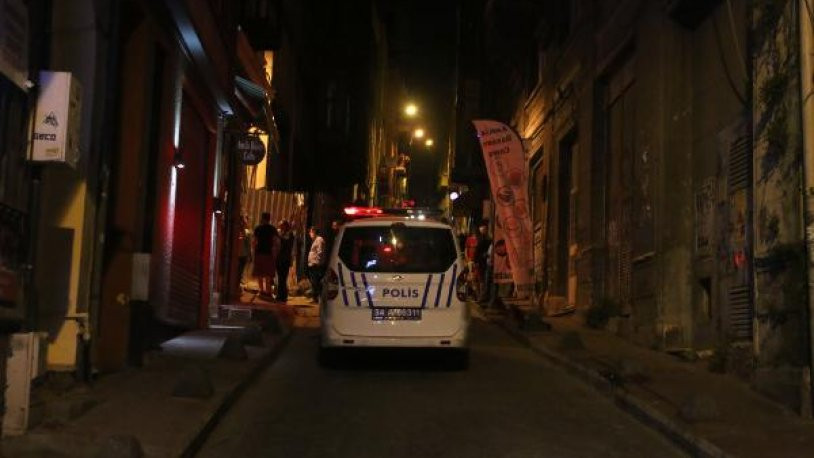 Beyoğlu'nda eğlence kanlı bitti: 1 yaralı, 2 gözaltı - Resim : 1