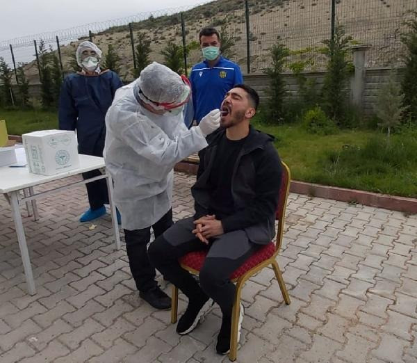 Süper Lig'de koronavirüs vakası! Yeni Malatyaspor'da 1'i futbolcu 2 kişinin testi pozitif çıktı - Resim : 1