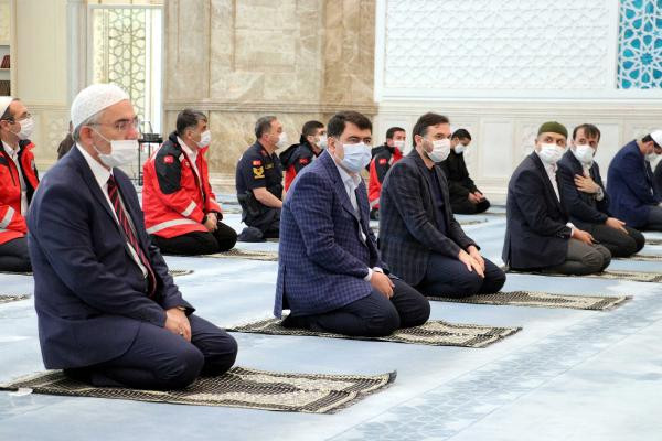 Türkiye'de camide bayram namazını sadece onlar kıldı! Diyanet İşleri Başkanı Erbaş'tan 'seçilmiş cemaate hutbe' - Resim : 1