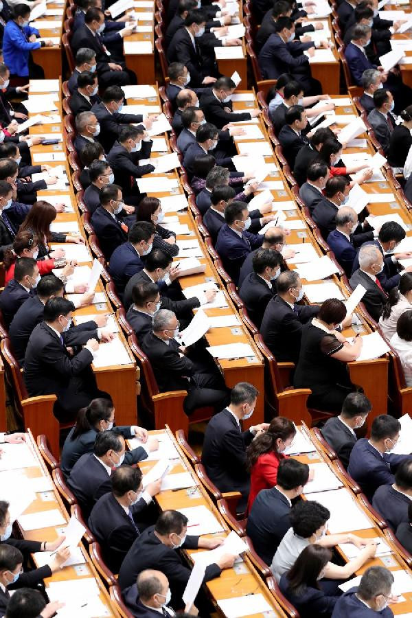 Çin’deki genel kurul toplantısında sosyal mesafe hiçe sayıldı - Resim : 2