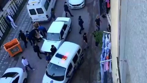Polisler iyice çığrından çıktı! Zeytinburnu'nda yakaladıkları çocukların başını yere vurup, ters kelepçe taktılar