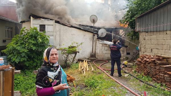 Yangından kurtardığı tavuğu ile evinin yanışını izledi - Resim : 1