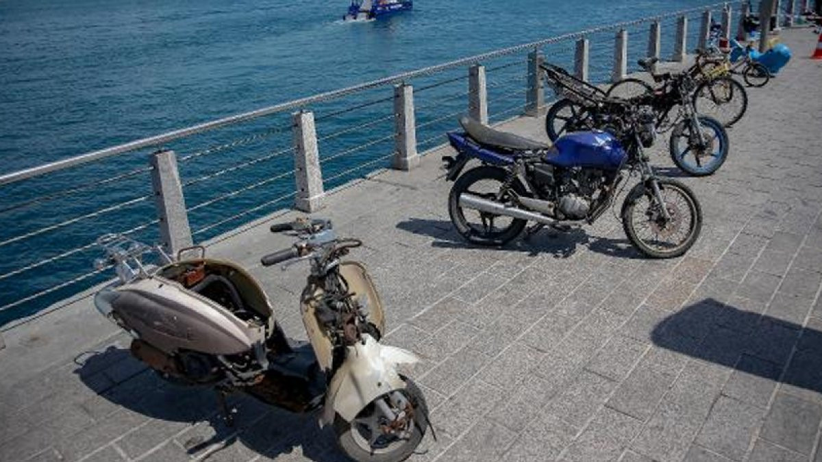 İstanbul Boğazı'nda temizlik: Çıkartılan motosiklet ve bilgisayarlar sergilendi - Resim : 1