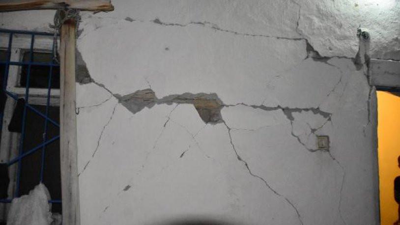 Malatya'daki depremde bazı binalarda hasar oluştu - Resim : 1