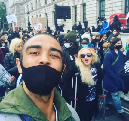 Madonna, Londra'daki George Floyd protestolarına katıldı - Resim : 1