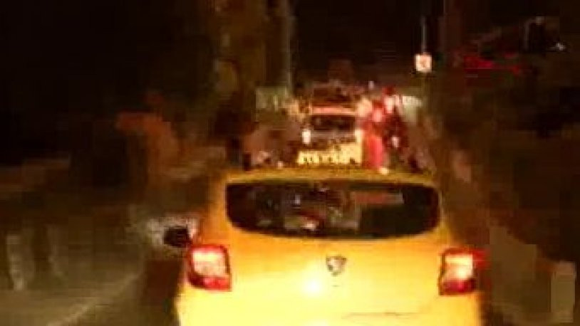 İstanbul Beyoğlu'nda asker uğurlama konvoyunda tehlikeli anlar - Resim : 1