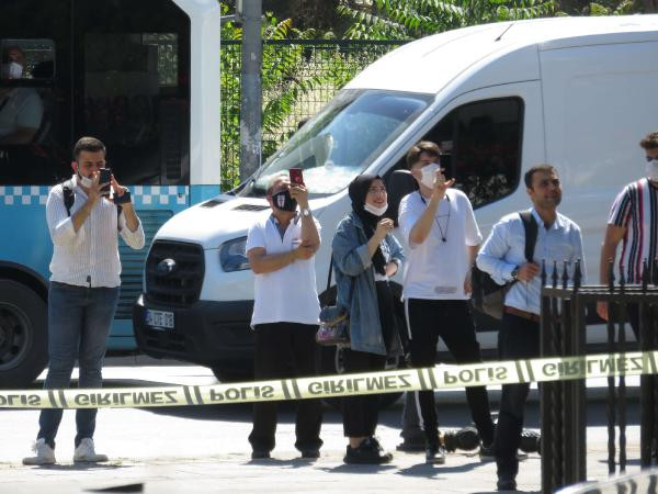 Kadıköy Belediye binasında intihar girişimi - Resim : 1
