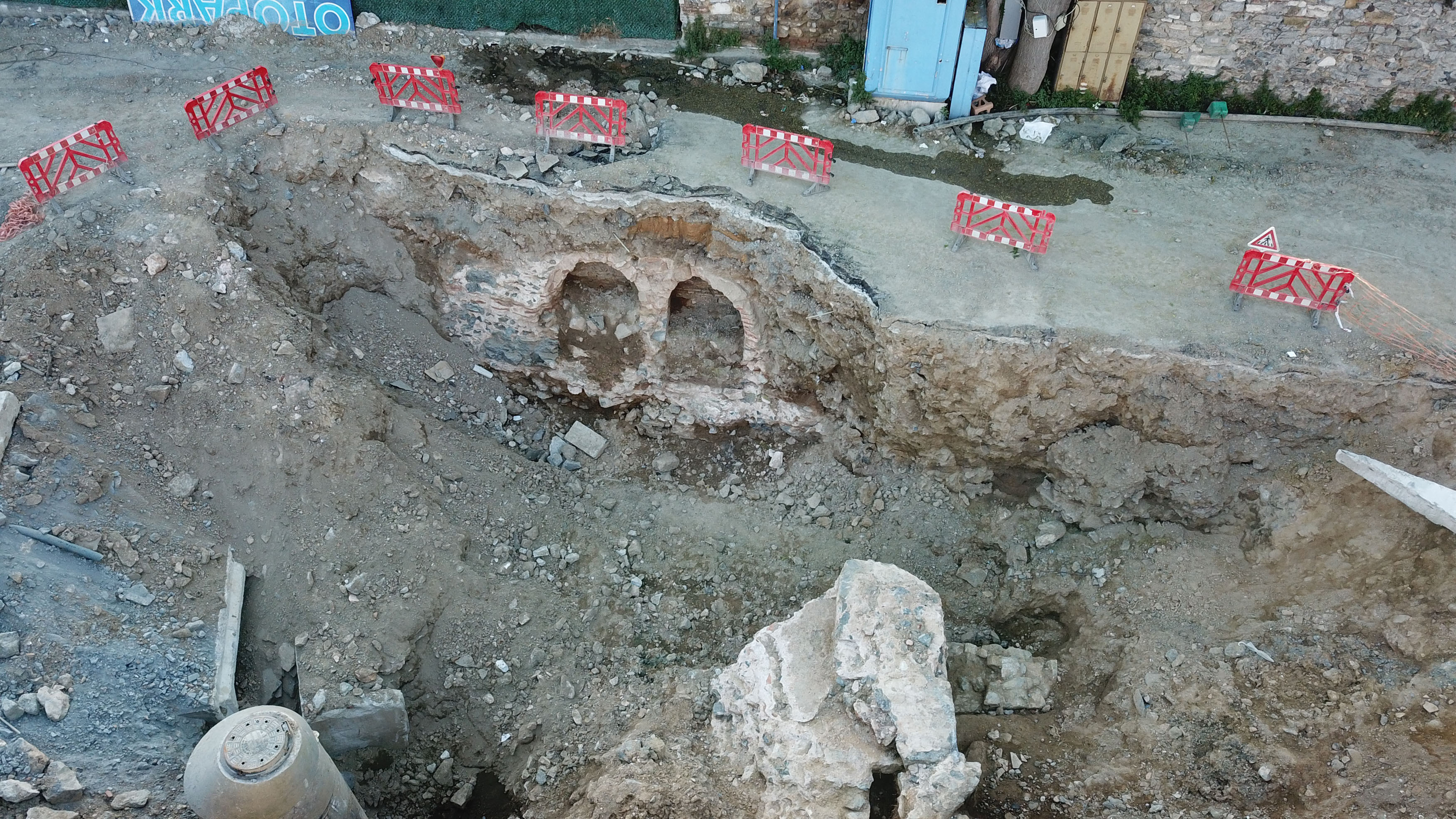 Ortaköy'de su kanallarının yenilenmesi sırasında tarihi kalıntılar bulundu: Çalışmalar durduruldu - Resim : 1