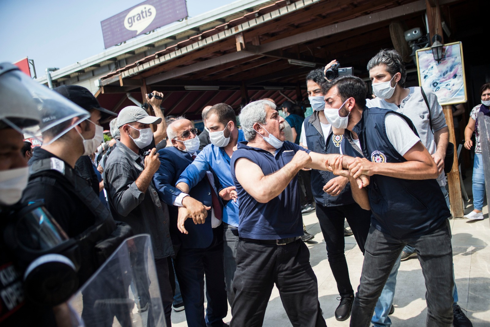 HDP yürüyüşünde 11 kişi gözaltına alındı - Resim : 2