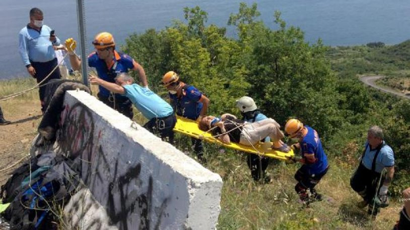 Tekirdağ'da feci kaza: Otomobil ile 40 metrelik uçuruma yuvarlandılar - Resim : 1