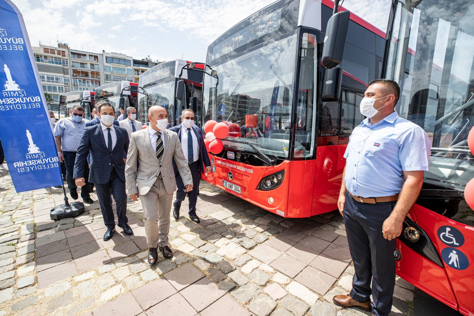 İzmir’de 16 yeni otobüs daha hizmete girdi - Resim : 1