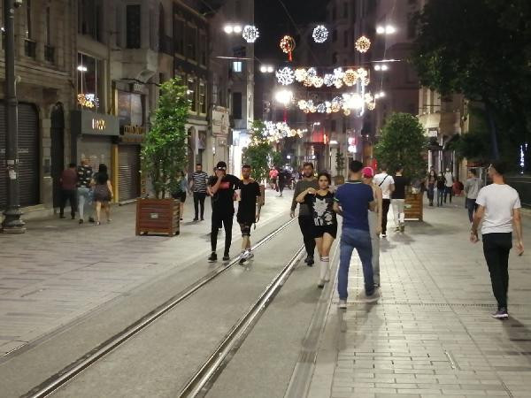 İstiklal Caddesi'nde maske zorunluluğuna uyulmadı - Resim : 1