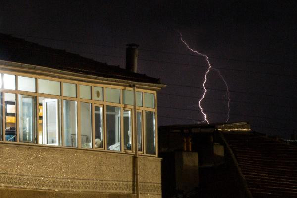 İstanbul'da yağış: Şimşekler geceyi aydınlattı - Resim : 1