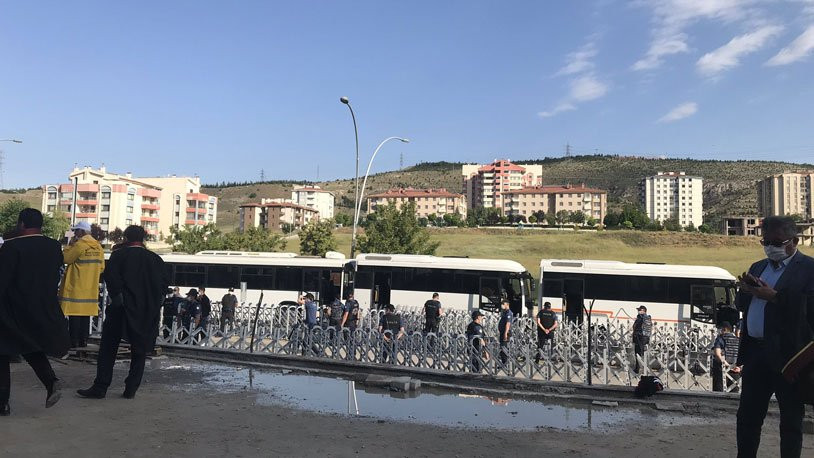 Savunmaya çifte barikat: Avukatların sesi duyulmasın diye önlerine polis minibüsleri çekildi!