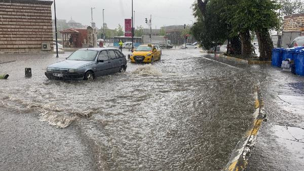 İstanbul'da şiddetli yağmur ve dolu: Gündüz geceye döndü! - Resim : 2