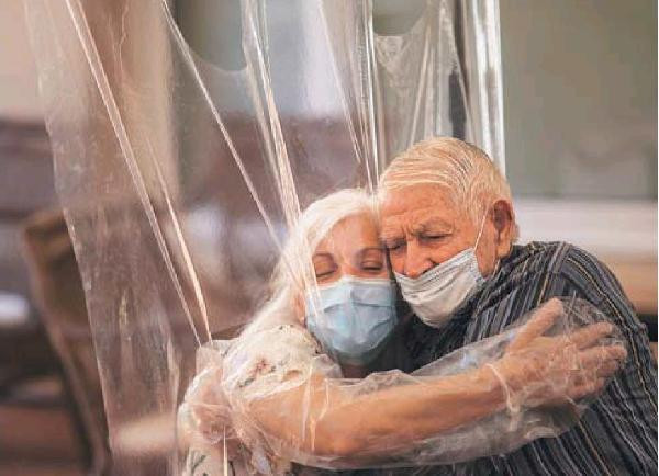 İspanya'da koronavirüsün ayırdığı yaşlı çift 102 gün sonra kavuştu - Resim : 1