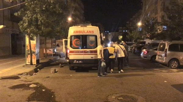 Diyarbakır’da polis ve sağlık ekipleri çatışmanın ortasında kaldı - Resim : 1