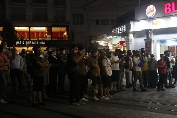 İstiklal Caddesi'nde intihar girişimi: Korkutan anları izlemek için toplandılar! - Resim : 2